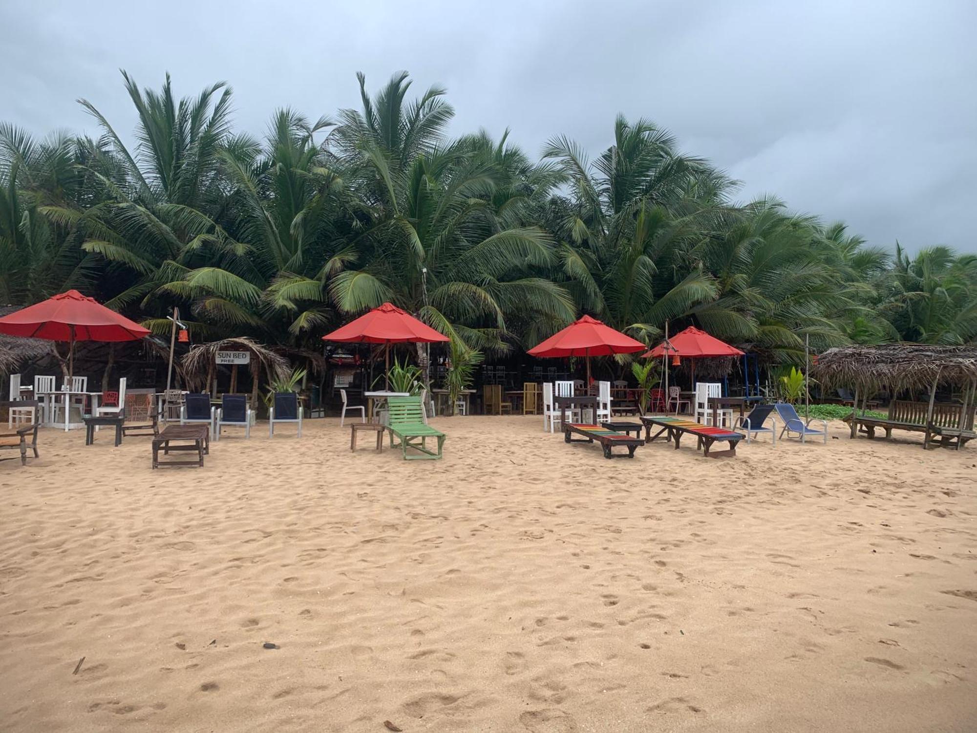 Canoe Beach Resort Тангалла Экстерьер фото