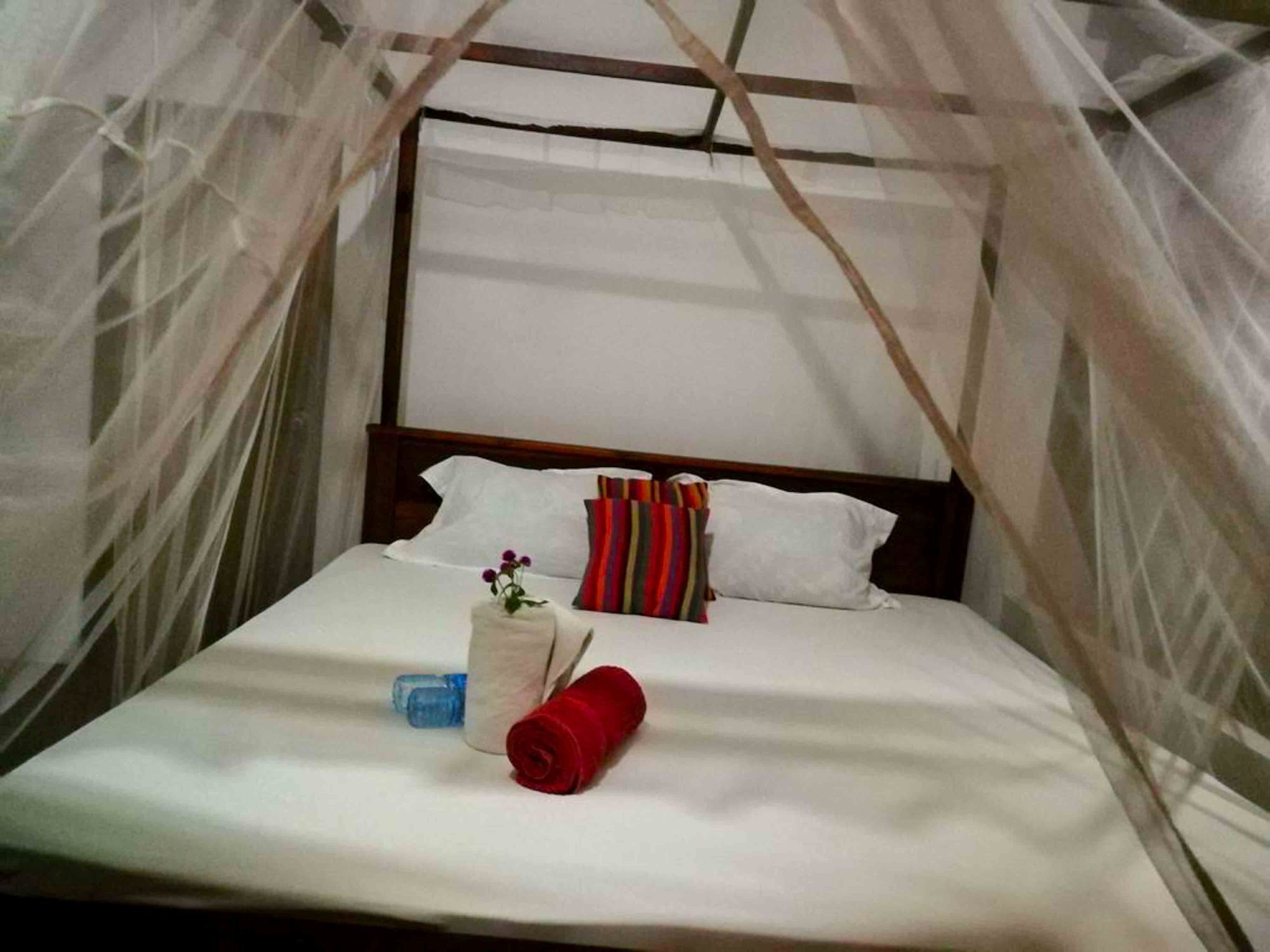 Canoe Beach Resort Тангалла Экстерьер фото